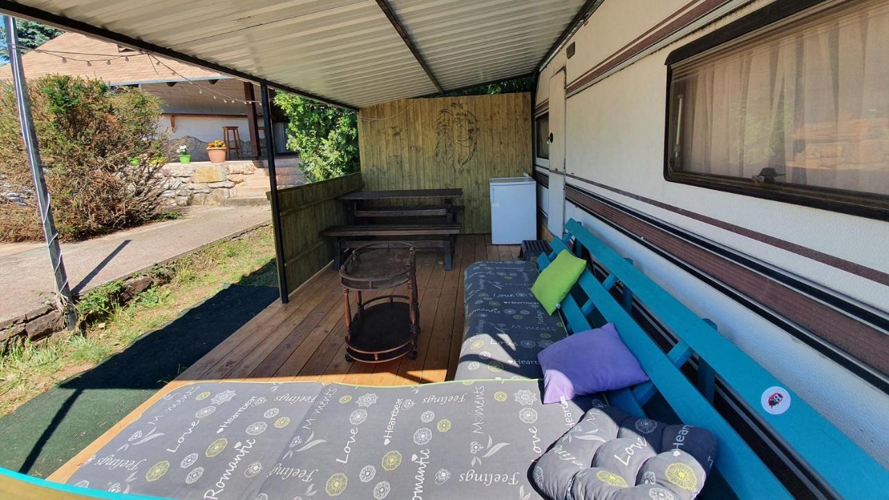 Mandel Camping Paloznak Bilik gambar