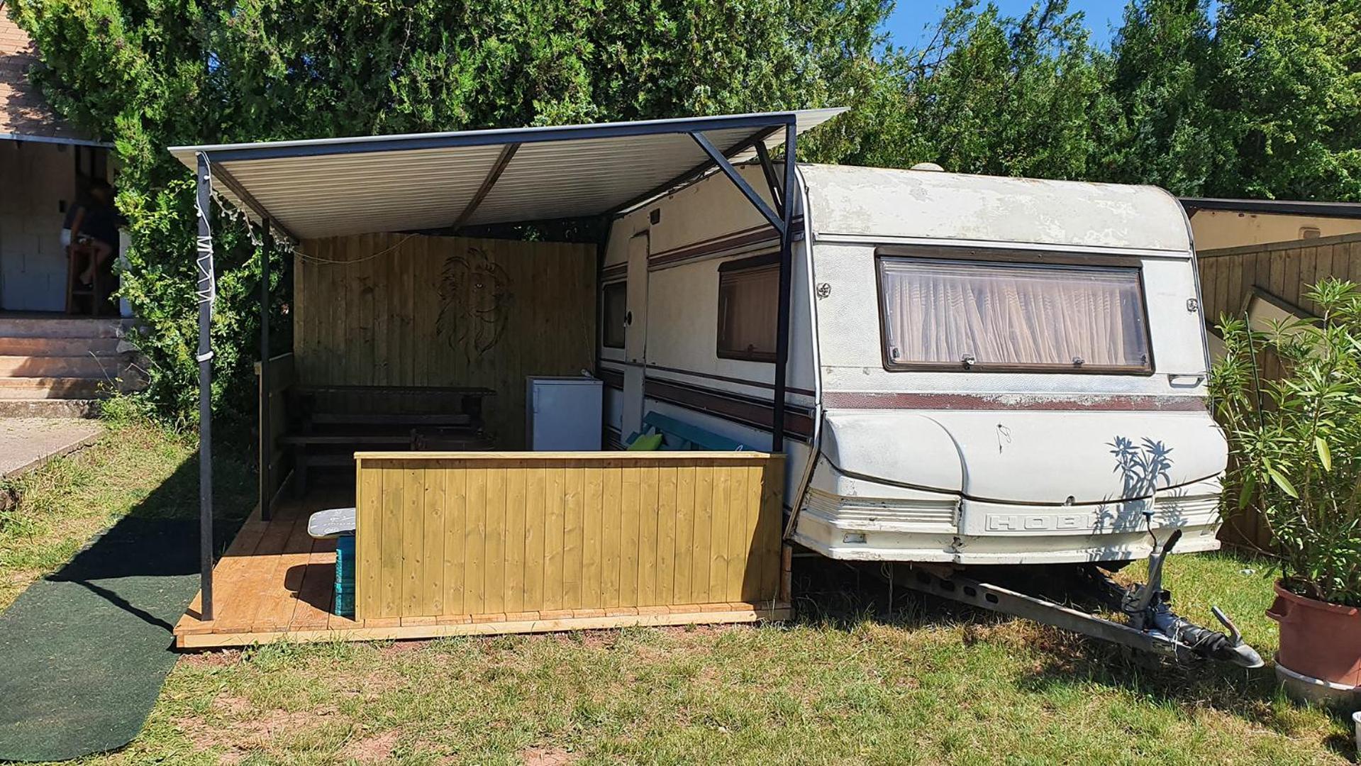 Mandel Camping Paloznak Bilik gambar