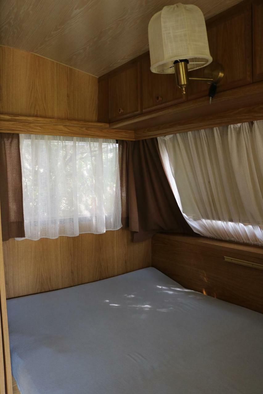 Mandel Camping Paloznak Bilik gambar